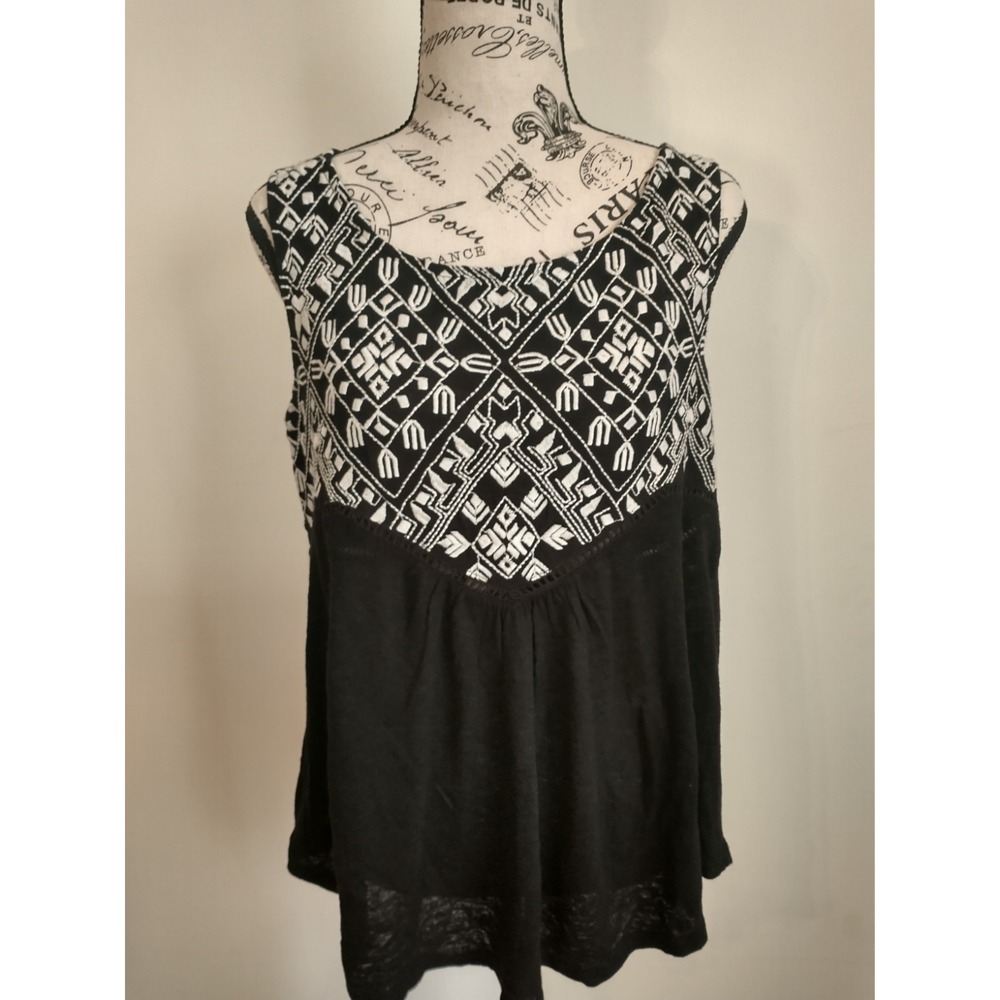 Beautiful Embroidered Sleeveless Top Size XS Black And White